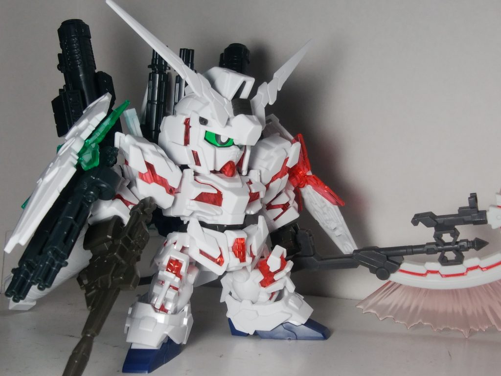 塗装前のバランス確認時の写真です。元々SDCSとBB戦士のサイズはほぼ同じだったので、アーマー側はほとんど無加工でもピッタリでした。本体側のランドセルと腕に3mm穴を空けて取り付け、足のパーツは1mmほどの真鍮線で繋げてあります。ジャベリンはジャンク箱内にあったロボ魂の物です。