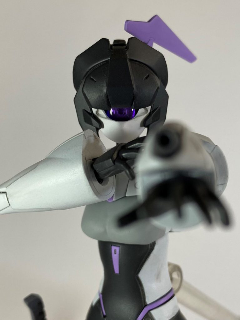 最後はやはりクリアパーツに置き換えて良かった、という画像で。2021年は、お仕事でそれらしいことはしていたものの、塗装までして仕上げたガンプラは無し……。実は昨年、ビルドダイバーズ Re:RISE作品投稿コンテストに参加しようとするも欲しかったキットは品薄で店頭にない(コアガンダムで機甲警察メタルジャック作ろうと思ってた)。お店に辛うじて残っていたモビルドールメイで人生初のガールズプラモに手をつけたのでした。しかし、改造プランが中々まとまらず。「最終回のヒトツメは可愛かったな、GBN側にも残ってるやついたりしないのかな……そうだ、単眼にしよう」ふとそんなことを思いついて、結果こんなことに。最初は店頭にあるものを選んだだけだったのですが、加工を進めるうちに愛着が湧いてきまして。リライズコンの時に一旦完成はしたものの「中途半端な仕上げでコンペに出せるか!!!」とお蔵入りさせる始末。これがガールズプラモの魔力か。その後、紆余曲折を経て年を越してしまいましたが無事完成しました。Twitterのフォロワーさんには一つ目女子はそこそこの特殊性癖だよとも言われましたが、完成後、新年早々カワイイカワイイ言いながら写真撮ってました。これがガールズプラモの魔力だな。やっと投稿できて本当によかった。今年も何かと忙しそうですが、もっとプラモ作る時間がとれるといいなあ。