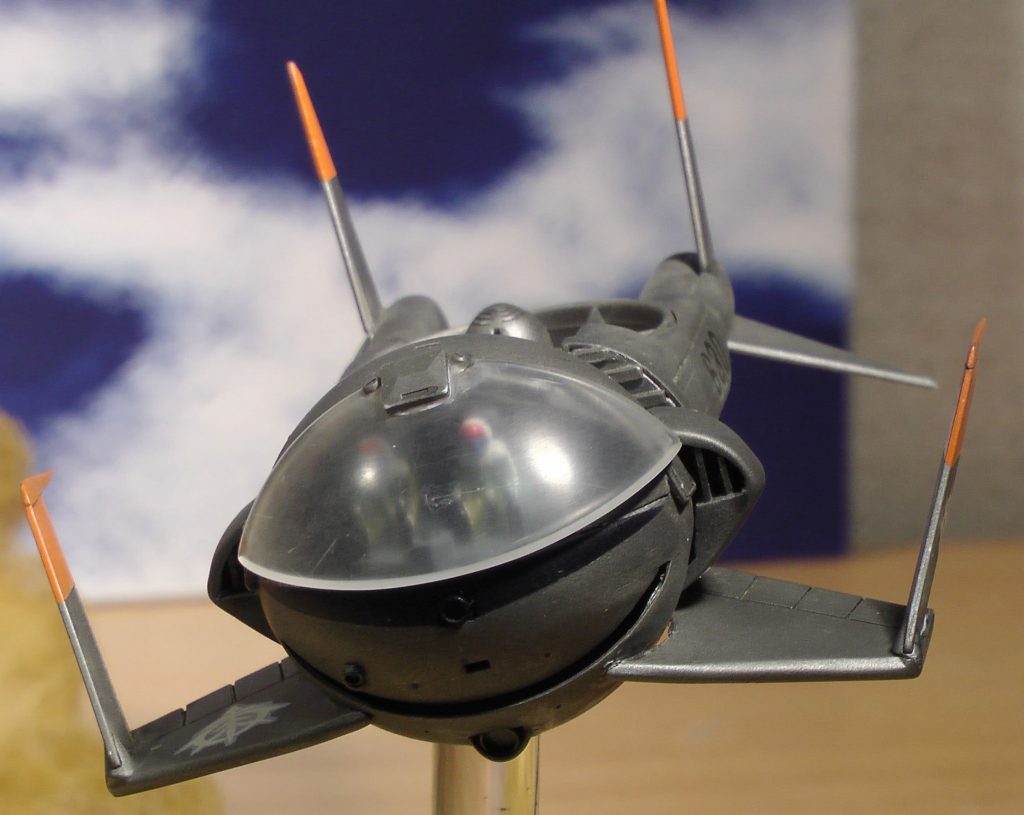 球形のキャビンはUCハードグラフのワッパ(1/35)のローターカバーを2つ重ねています。透明キャノピーは大型ガチャガチャのカプセルです。