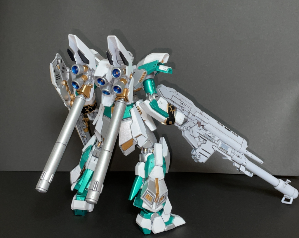 カイジ君~写真を撮るのが下手。後ろ姿です。バーニアのところをメタリックブルーで塗装。あんまりリアル感は出ていませんね~。