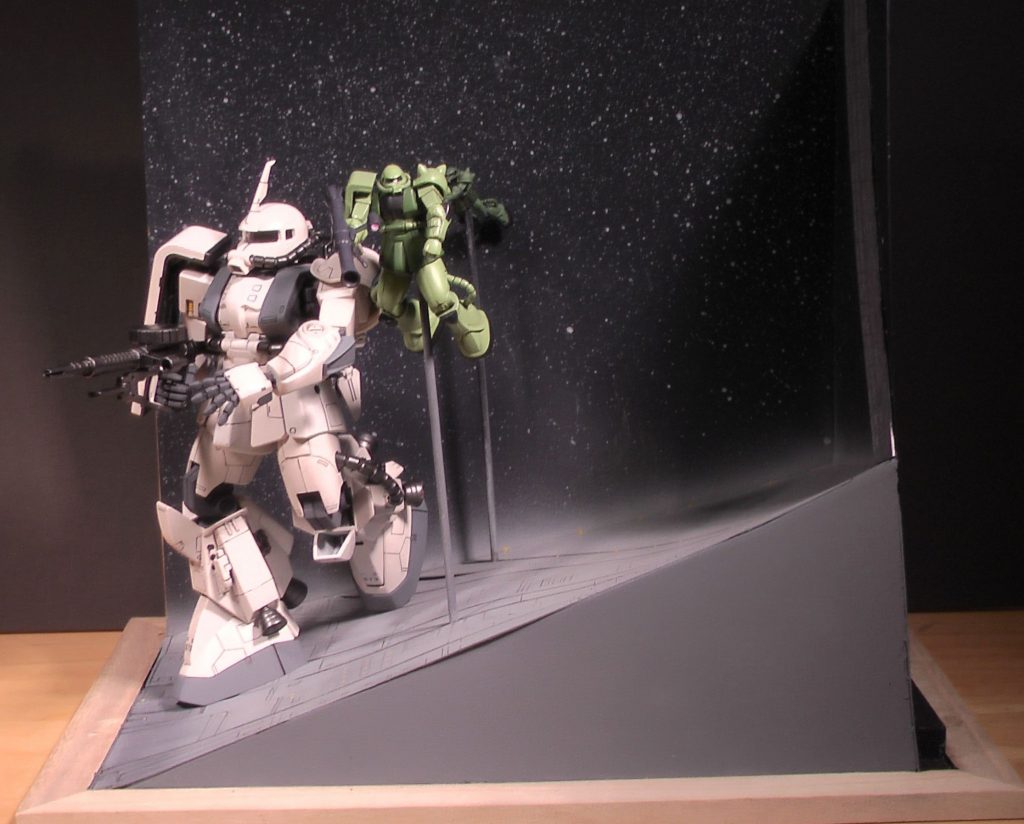 スペースコロニー外壁はプラ板にスジボリをしたものです。背景や台座もプラ板や、塩ビ板で作成しました。