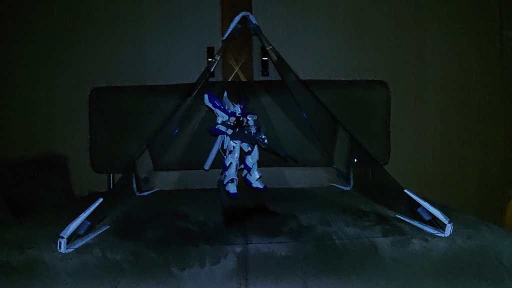 電気を消して見ました。アクリル自体がブルーなのでっぽく見えますか?        ↓RGでも似たような事やってみました♪♪宜しければ是非♪https://gumpla.jp/rg/1518830