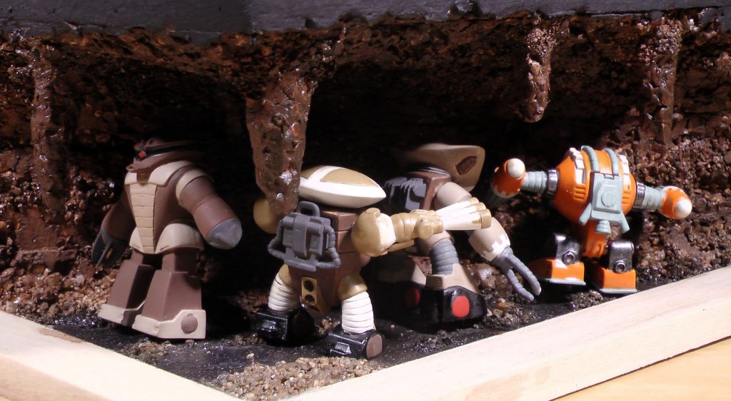 ジャブローの洞窟を進む一行。壁掘り担当のアッグ、近接戦闘担当のアッグガイ、援護担当のジュアッグ、後方で警戒担当のアッガイです。