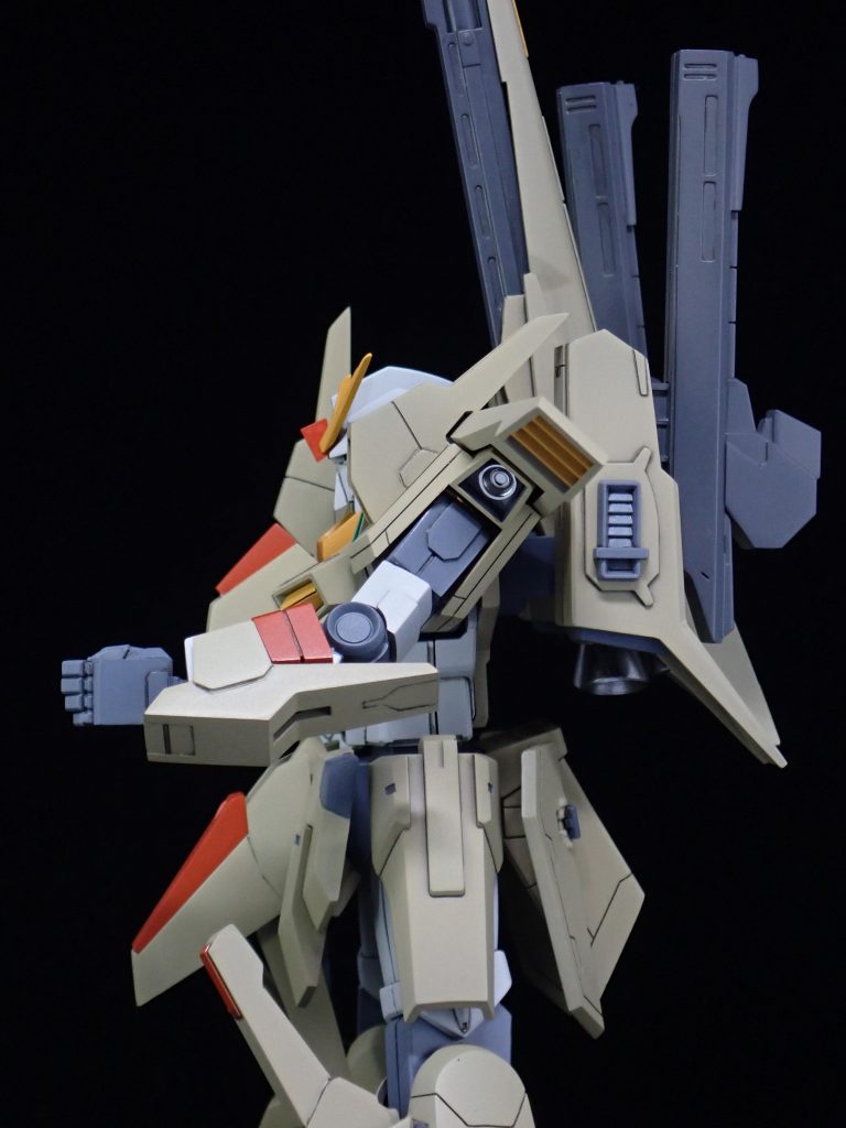 バックパックを少し後ろに下げて肩可動域を増加。肩装甲内側も少し削ってます。