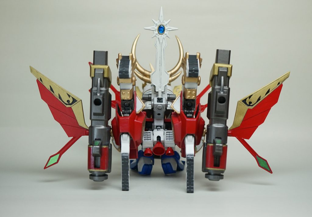 背面。大砲は、武威凰大将軍のものですが、大人の事情で豪華二代目大将軍のものに。羽根は三代目大将軍のものでは小さかったのでプラ板から自作しました。