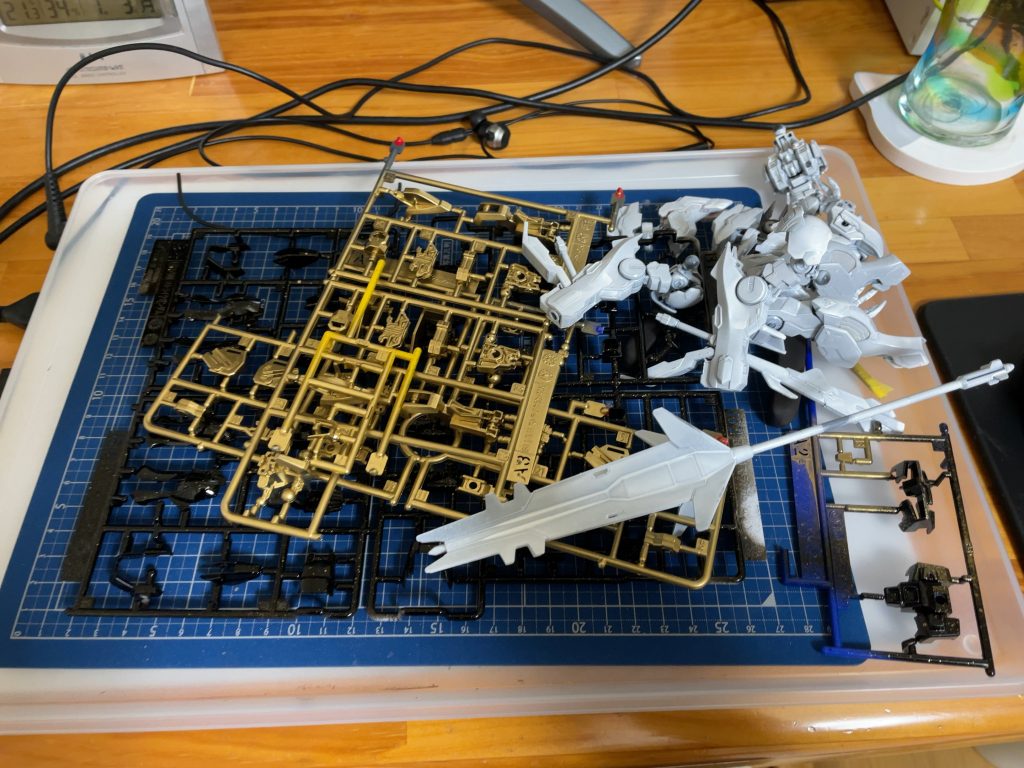 EGはランナーが外れやすいこともあって本体との接着面が非常に狭いです。そのため今回はフレームをつけたまま塗装スプレーを吹きました。あらゆる工程をすっ飛ばした事がダメだったみたいです。なぜか塗装の食いつきが良くありませんでした。教訓にします。