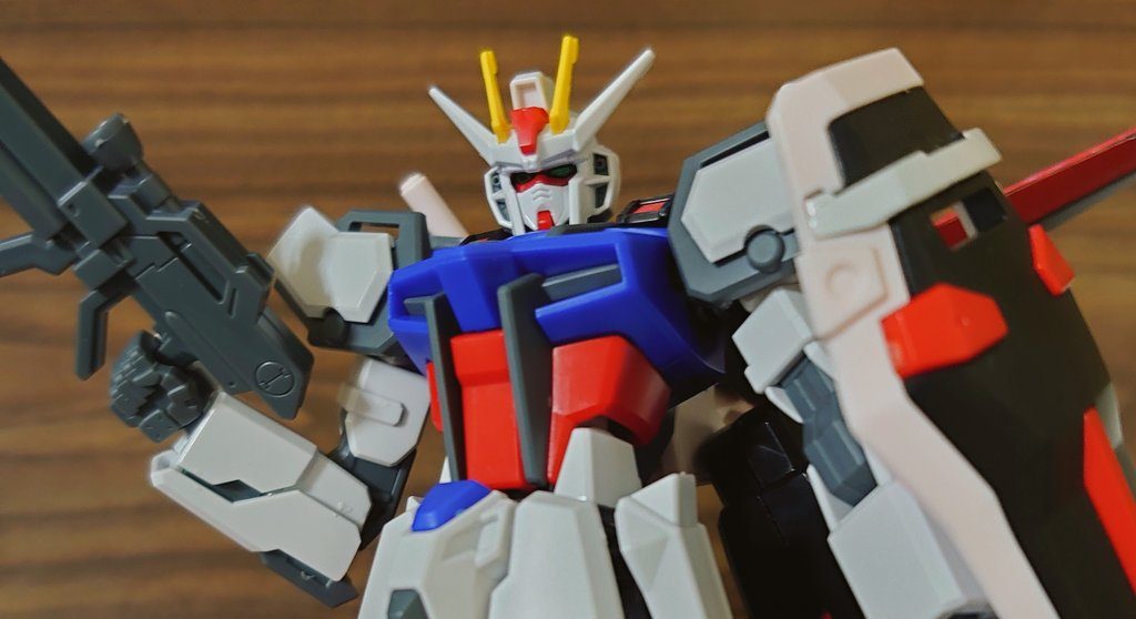 EGのソリッドクリアのストライクを天空のキラ仕様に塗装しようと思い立ち（※続きに載せます）目を塗ってみました。まずは素体としたEGストライク+EG用ライフル＆HGCE用エールストライクルージュ盾、エールストライカーです。