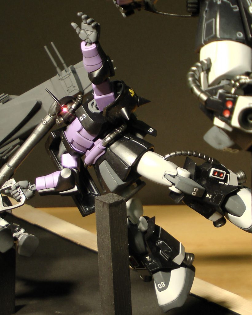 「はよ行かんかいや（ガイヤ）！」。ガイヤ機は1/144HGUCのザクⅡR-1A型です。