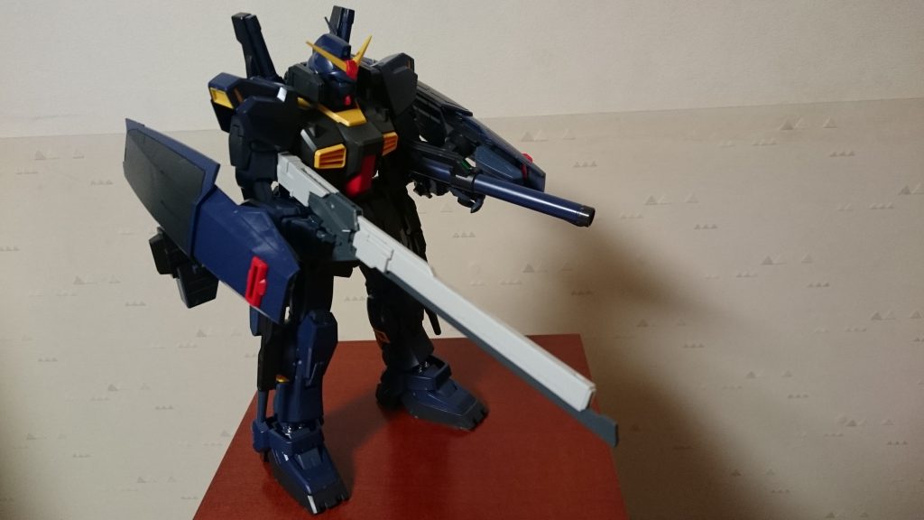 シールド、ライフル、バズーカを二機分持ってロングブレードライフル装備。通称、最終決戦仕様♪(笑)