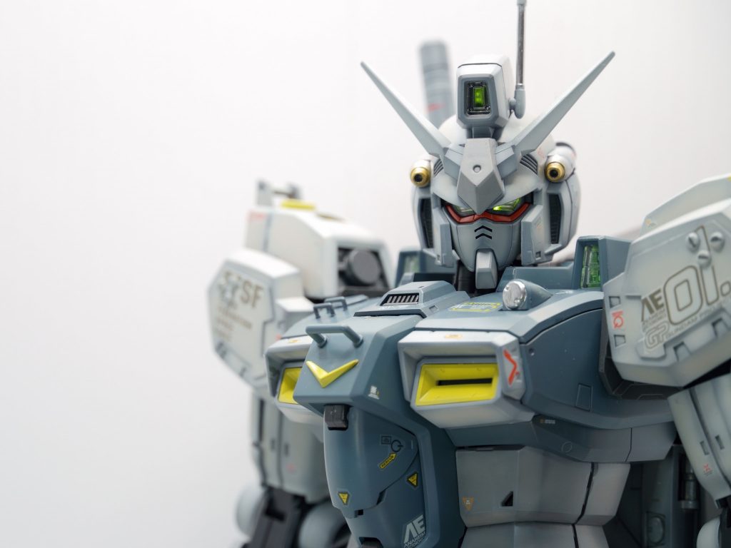 イケメンな顔立ちです。RGほどキツい眼をしていませんが、眼力が強いです。頭部にLEDが仕込まれているので、メインカメラとツインアイが光ります。特に改修はしていません。