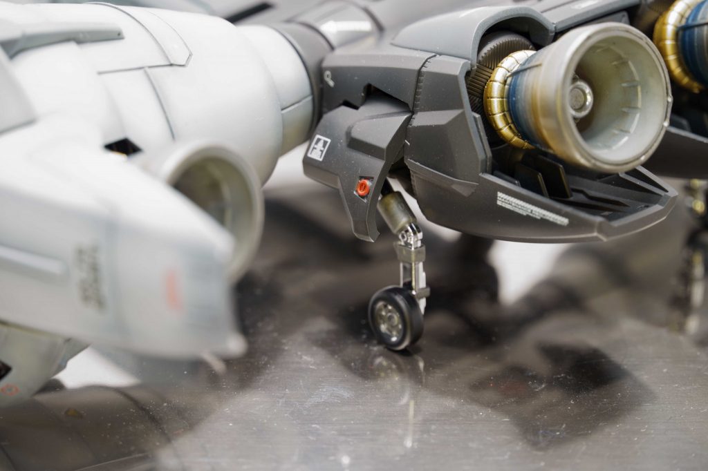 着陸脚のカバーも可動式。大気圏内仕様は翼の根元で見えにくいですが、そちらもちゃんと可動式でした。