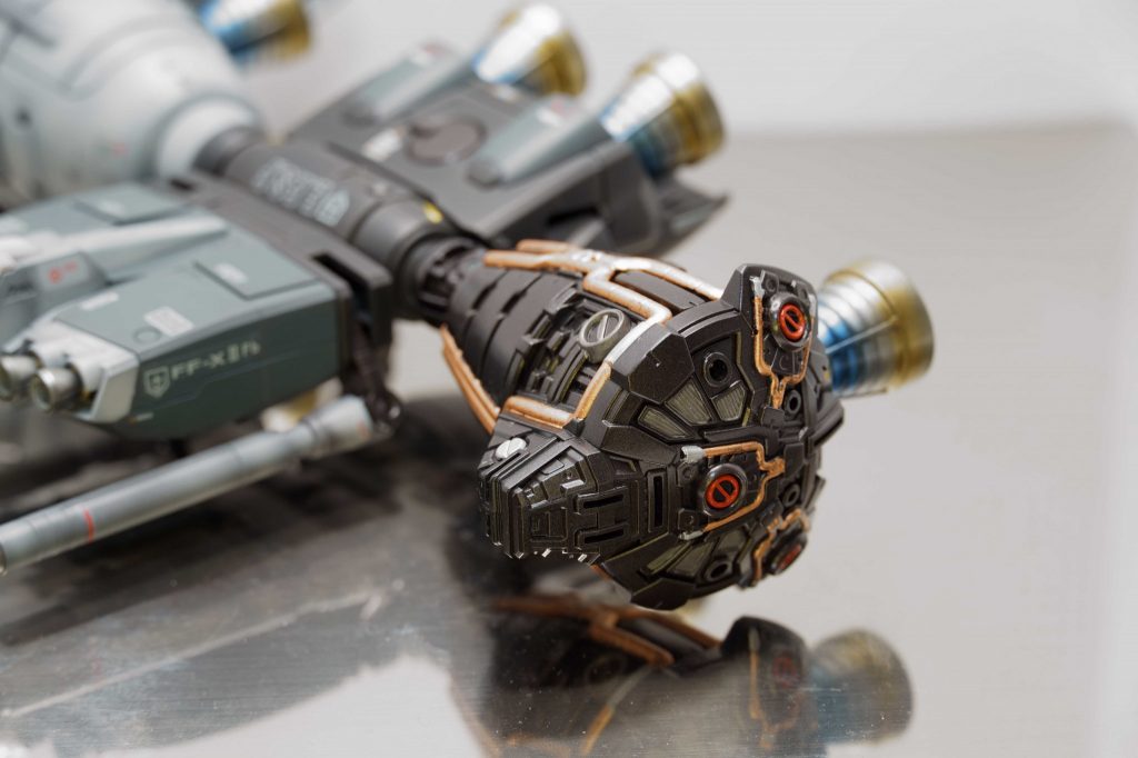 カバーを取り付けると見えなくなる部分まで、キチンとディティールが再現されています。制作する方も意地で塗り分けました（笑）