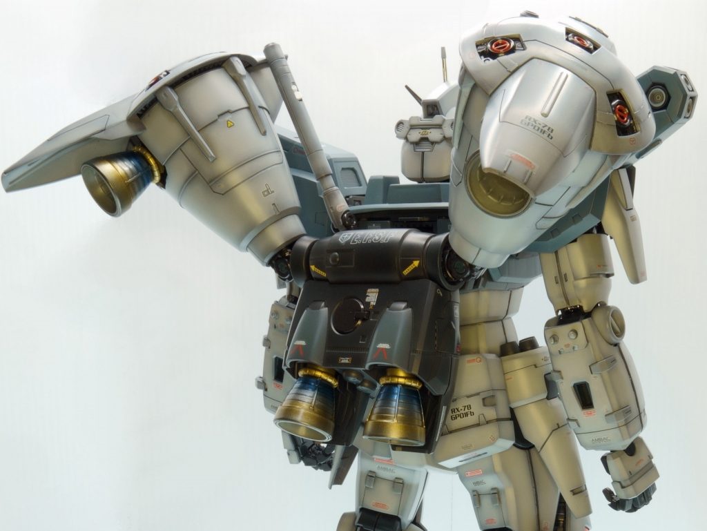 最大の特徴、背面のブーストポッドです。コレだけ大きいですが、中身が詰まっていないので意外に軽く、問題なく自立可能です。