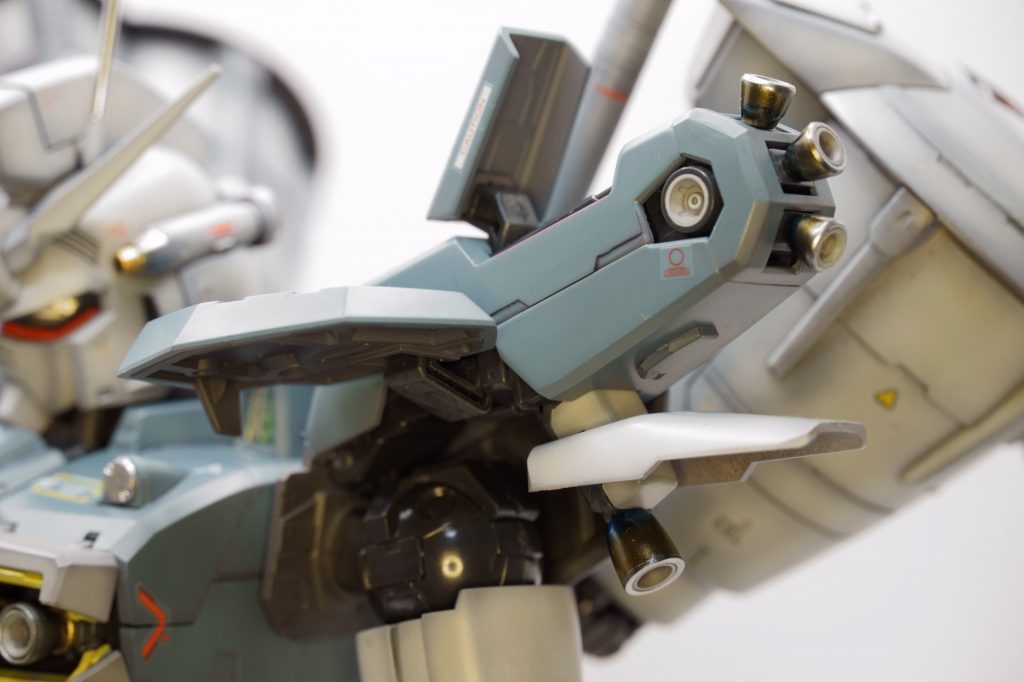 第一の特徴は、肩のスラスター群でしょうか。先端の3連スラスターは、ボタンを押すとバネの力で飛び出す構造になっています。超合金みたいで面白いです(笑)