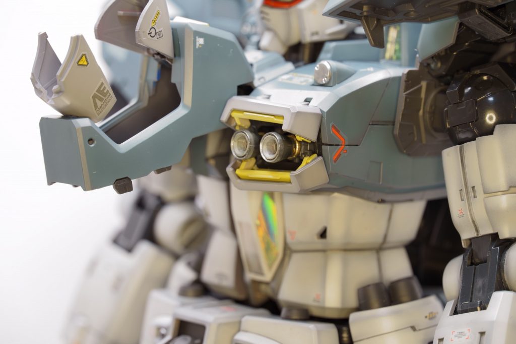 リバース・スラスターはちゃんと胸のダクトを開閉して露出する方式です。脇の下あたりに動作用のレバーがあります。カラーリングは、元の設定画の色分けを踏襲しています。なので、こちらのコクピットハッチは薄いグレーですね。