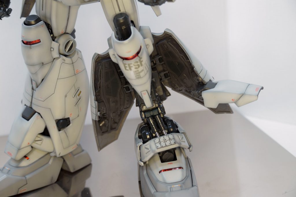 脹脛をオープンすると貧弱なフレームが出てきます。ボリュームのほとんどが内部パーツです。実機があるとすると、中身は一体何なんでしょうか・・・?あと、大きくなったスリッパは、文字通りスリッパです(笑)重力下仕様の足に、そのまま履かせるようになっています。当然、その分身長も上がります。