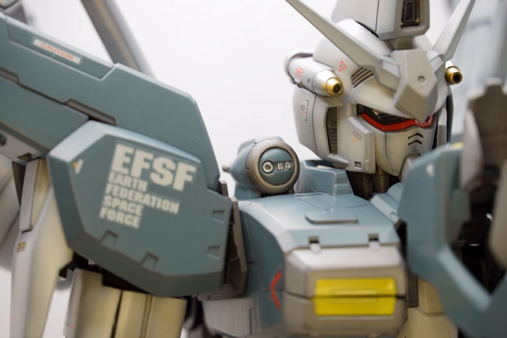 肩の付根のセンサーは、自分の好みでアレンジしました。長距離測距用的な、複合センサーをイメージしています。