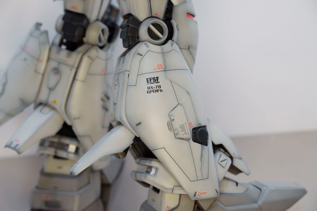 スジ彫りやディティールはRGに寄せたのですが、スケールが大きすぎて、それでも間延びしていました。ソレっぽく追加ディティールを入れていくのに苦労しました。