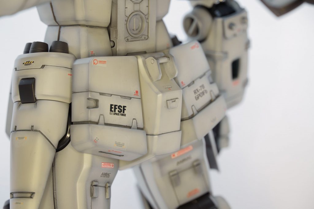 リヤアーマーにもスジ彫り追加。あと、腰アーマーに小さいマウントラッチを追加。宇宙用なので、そんなに頑丈でなくてもイイかな、と。