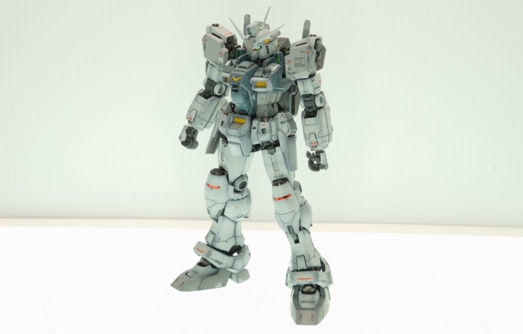 PGと比較してもらえば一目瞭然なのですが、あちらと比べるとかなり今風なスタイルになっています。肩の位置が上がっていたり、足が長くてスラッとしていたり･･･ココは好みが分かれるところですね。