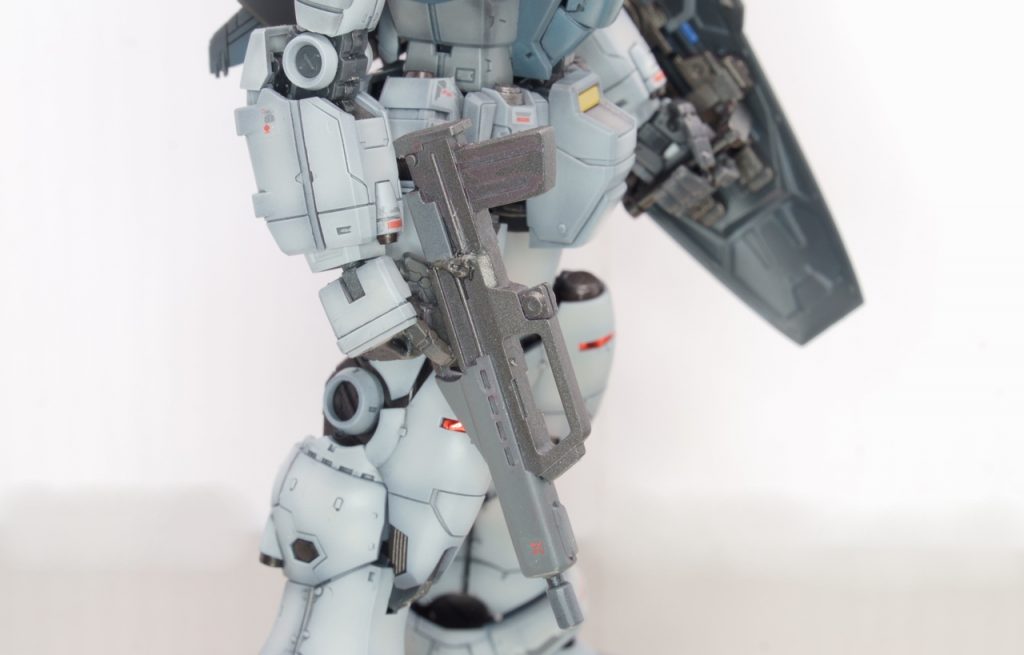 陸戦タイプらしい武装が付属してないのが、このキットの玉にキズなトコロです。GMクゥエルのマシンガンが余っていたので、改修してみました。