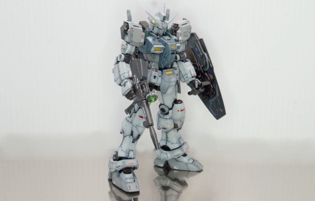 ビームライフルは設定どおりに、スコープが大きいデザインです。マガジンは着脱できて、シールド裏に予備が装着できます。