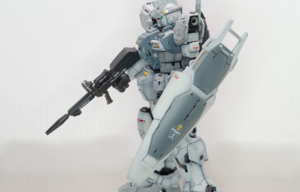 シールドは伸縮できる構造です。PGは重すぎて関節が負けてしまうのですが、コレは問題なく保持可能です。