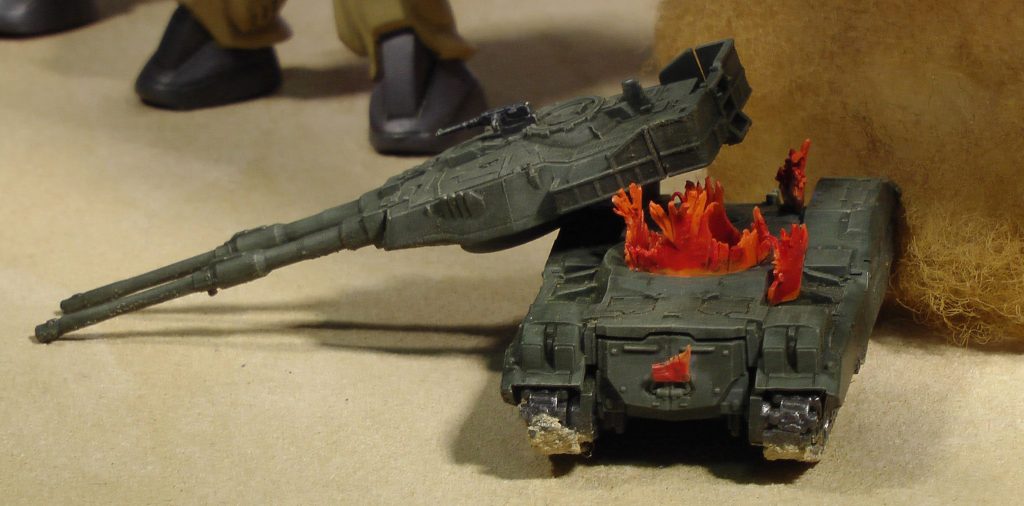 HCハードグラフザク地上戦セット付属の61式戦車（1/144）は、被弾して燃えている表現をプラ板で追加しました。