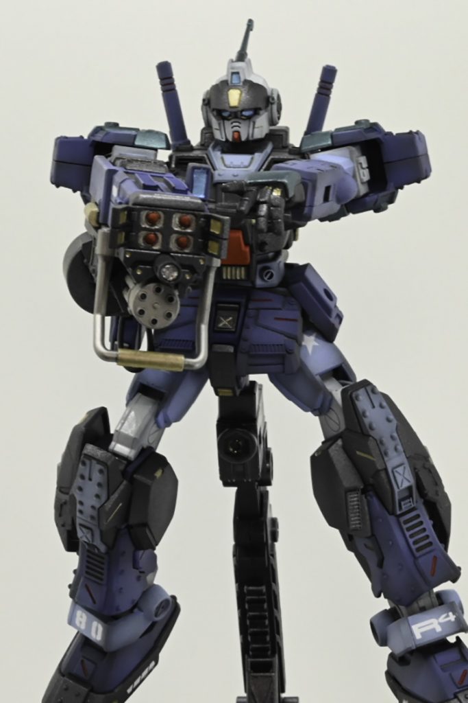 この機体の最大の特徴が「複合型特殊兵器[シェキナー」」ではないでしょうか?(Wikiコピペ)ミサイルランチャー(上段)とビーム(中段)、ガトリングの組み合わせ。エネルギーケーブルがついていますが実体弾の給弾が大変そう!銃口はそれぞれ塗分け、ビーム銃口は偏光処理をしています。眼も偏光だぜ!