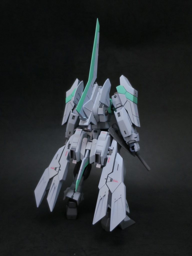 背部はノーザンポッドを分割して配置。元々のサイドアーマーをこちらに配置して、可変機らしく見えるように意識しました。