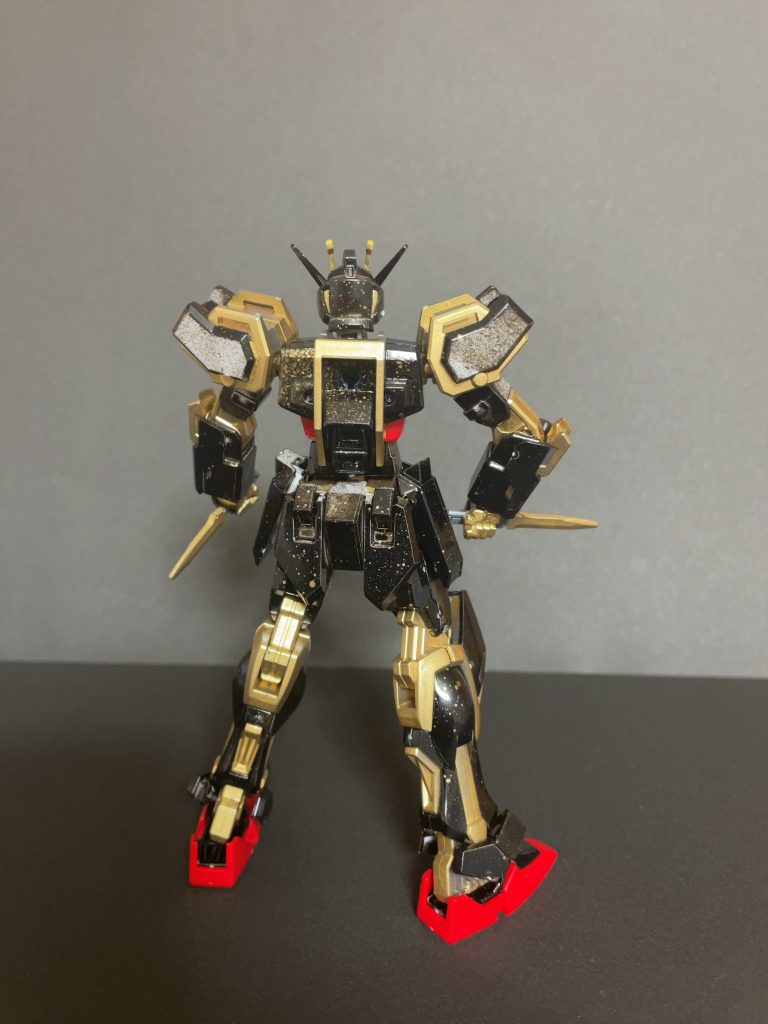 塗装白く禿げとる。。。フレームを金色、外装を黒、赤い部分は手は入れていません。その後光沢スプレーを吹きかけました。プラモを洗ってないからでしょうか？？それとも下地スプレーを吹きかけていないからでしょうか？？やすり掛けしてないから？？知っている人がいましたら教えてください。(´;ω;｀)