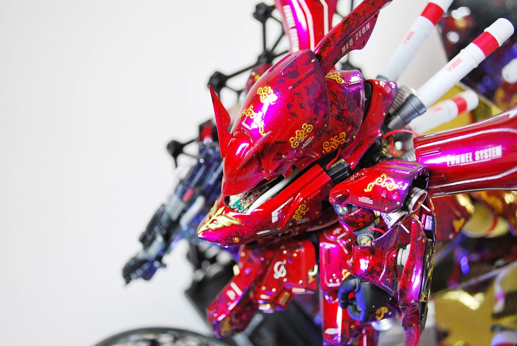 豪華に魅せるため、ネイル用の蔦シールを各所に追加。