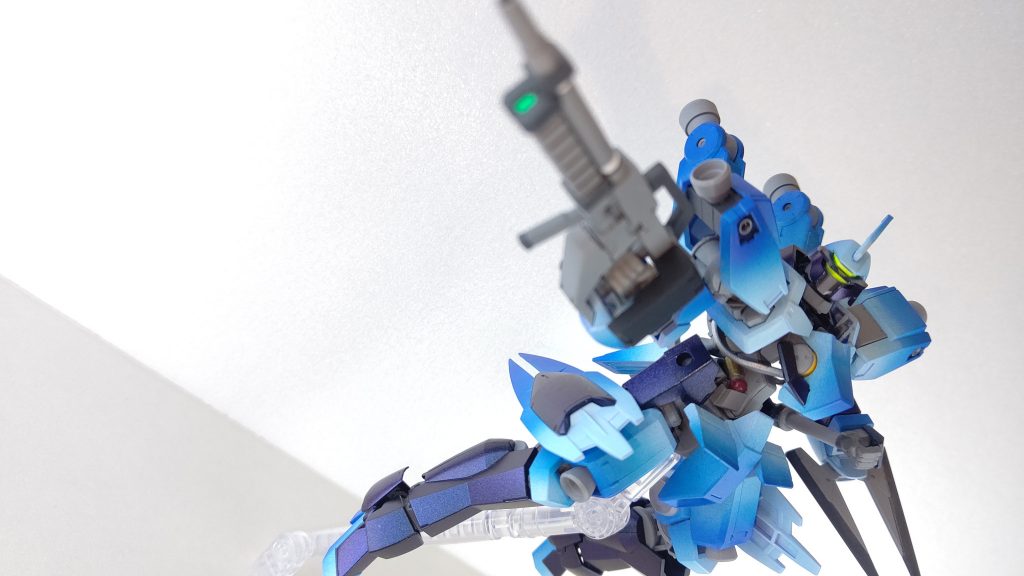 紺色のパーツには偏光塗料を使用。。