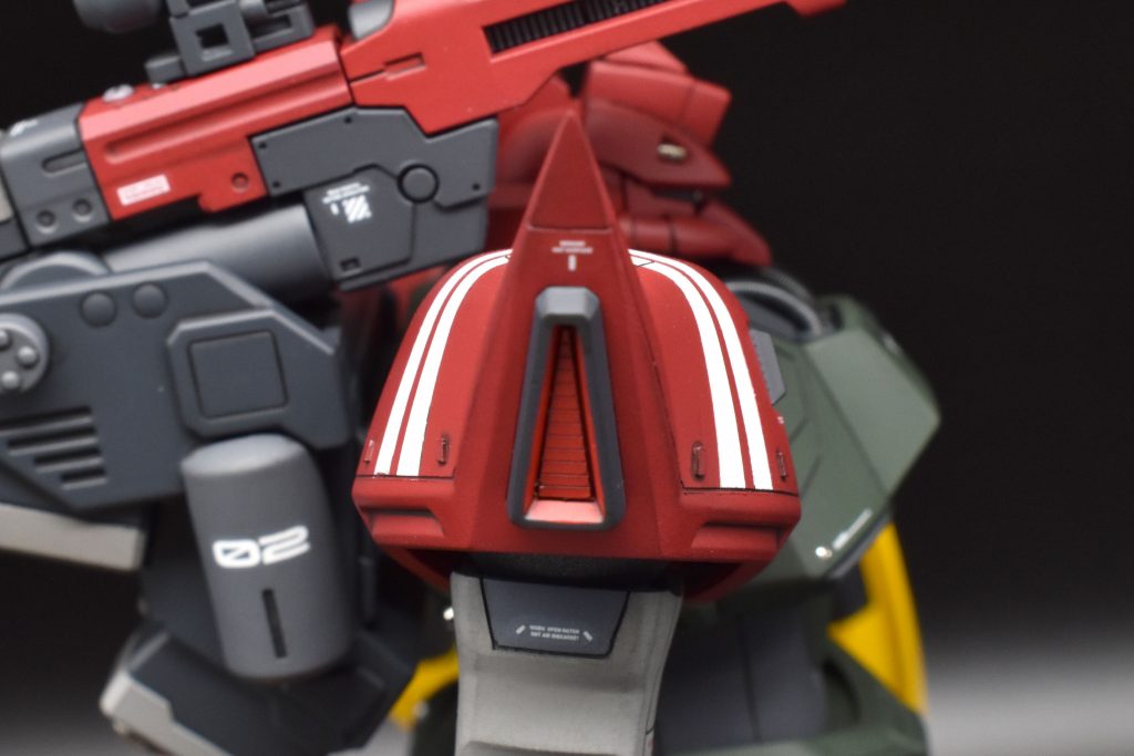 スラスター内にスジ彫りプラ板を貼りつけ肩のトンガリはシャープ化しています。また、２本の白いラインがおしゃれポイントです！