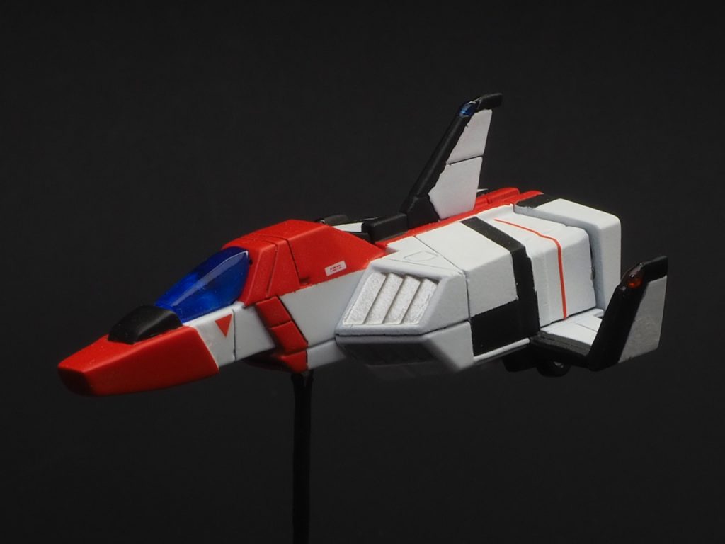 キャノピーの部分と各翼端灯はUVレジンを使用しています。主翼の部分はノギスでアタリを付けてからニッパーでカットしました。尾翼は前方にずらすように、本体を加工しました。