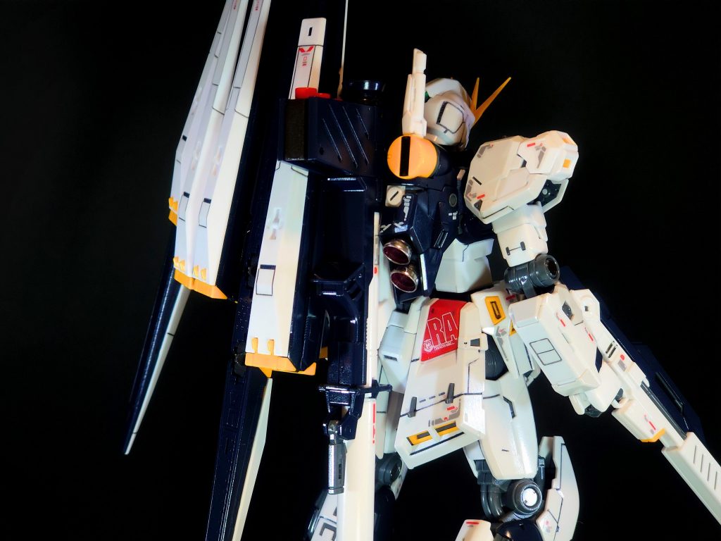 つや出しは金属感がよく出てすごく楽しいですね!スミ入れも昔はガンダムマーカーを使っていたのですが、今回フィン・ファンネルにのみ流し入れるタイプで挑戦。簡単さと綺麗な線に驚きました。