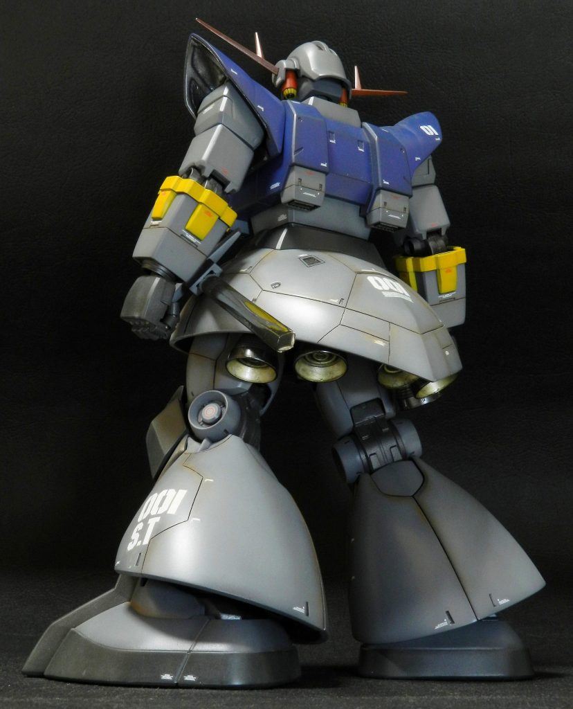 ハイディテールはあまり好みじゃないので各部に筋彫りと凹モールドを適度に彫り間延びしないように注意しました。剣にはミラーフィニッシュを貼りました。