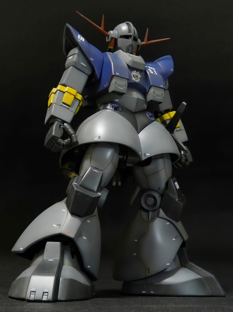 MSVのデザインとは違うドム足ベースてすが特徴的なヒザアーマーと上腕の再現。専用武器の剣はプラ材からのスクラッチ。剣をしっかり握れるように指を可動式にしました。