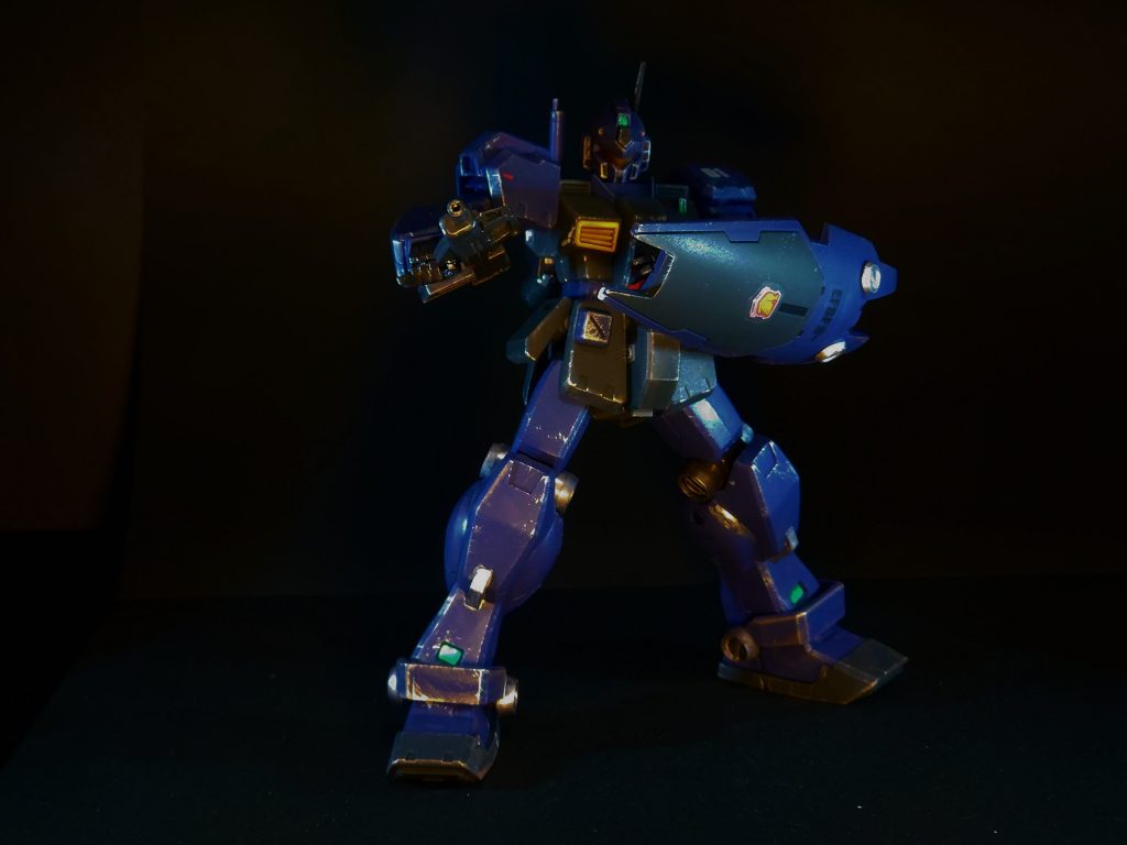 接敵!ティターンズカラーは黒背景が凄く似合いますね。いつか夜間の戦闘ジオラマなど組んでみたいです。