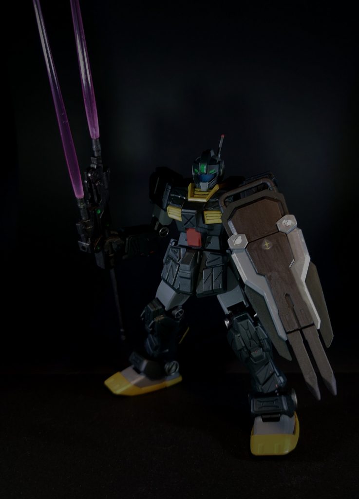 シールドの形状や武器が独特で、面白い機体ですね！ジム系の中でも軍の兵器！って感じがして好きです。