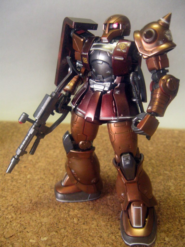 オリジン版 ザクⅠですが?発売された当時に作った物ですが普通に塗ったのでは芸が無いと思いまして?赤のボディカラーをAFV的な考証を参考にして、塗装前の下地塗装(錆止め)と解釈してメタリックブラウン&メタリックレッドをベースにクリアーカラーの混色を吹き重ねました。クリアカラーは数種類混ぜ合わせると”くすんでしまう?”なるのを逆に利用して塗装しています。