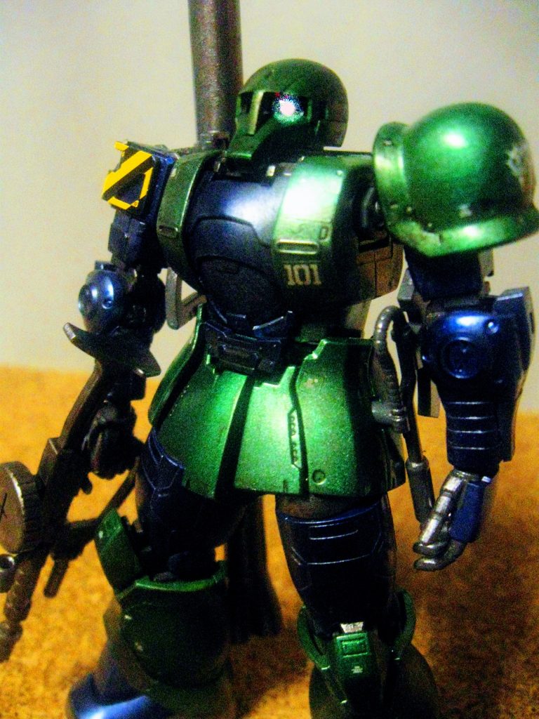 こちらの旧ザクはチョット失敗例? スミ流しを行ったのが逆効果になって必要以上に色合いがくすんでしまっています(汗)