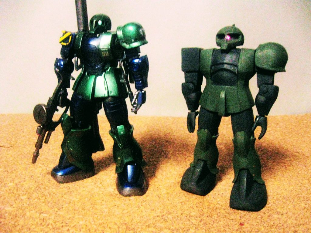 小学校高学年(おそらく?小学5年生だと思います。)に頃に作った旧ザクを発掘したので比較写真です。