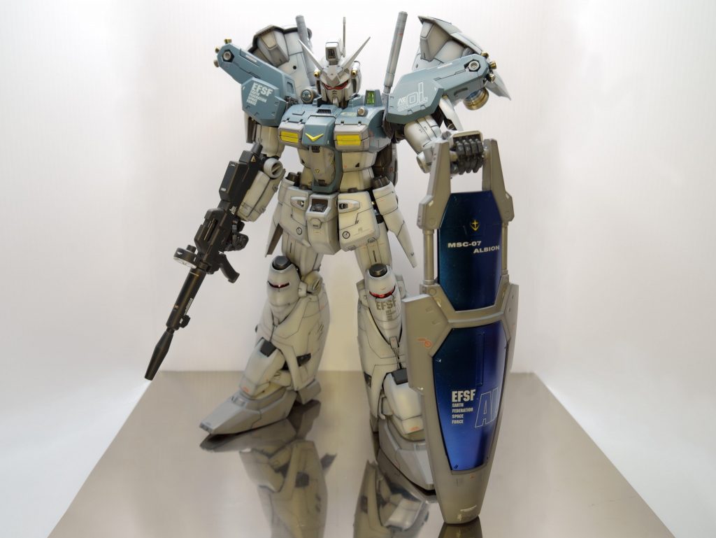 武装は、ビームライフル。マガジンが着脱可能で、シールドの裏にスペアが付きます。シールドは伸縮可能で、ロック機構があります。ビームライフルにもシールドにも、大きな合わせ目が出たので苦労して消しました。