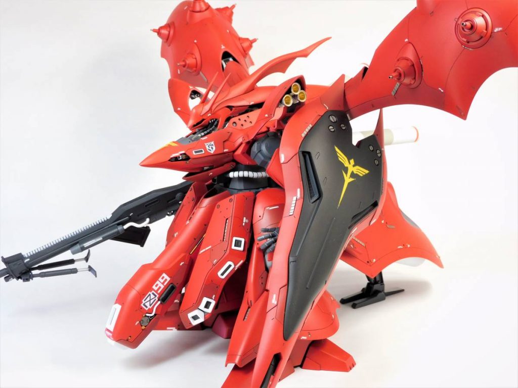 装甲面は、スジボリの追加の他、プラバンを接着して削り込んで厚みに段差をつけたり、切り欠きを入れてから裏にスリットを彫ったプラバンを付けて変化を持たせています。