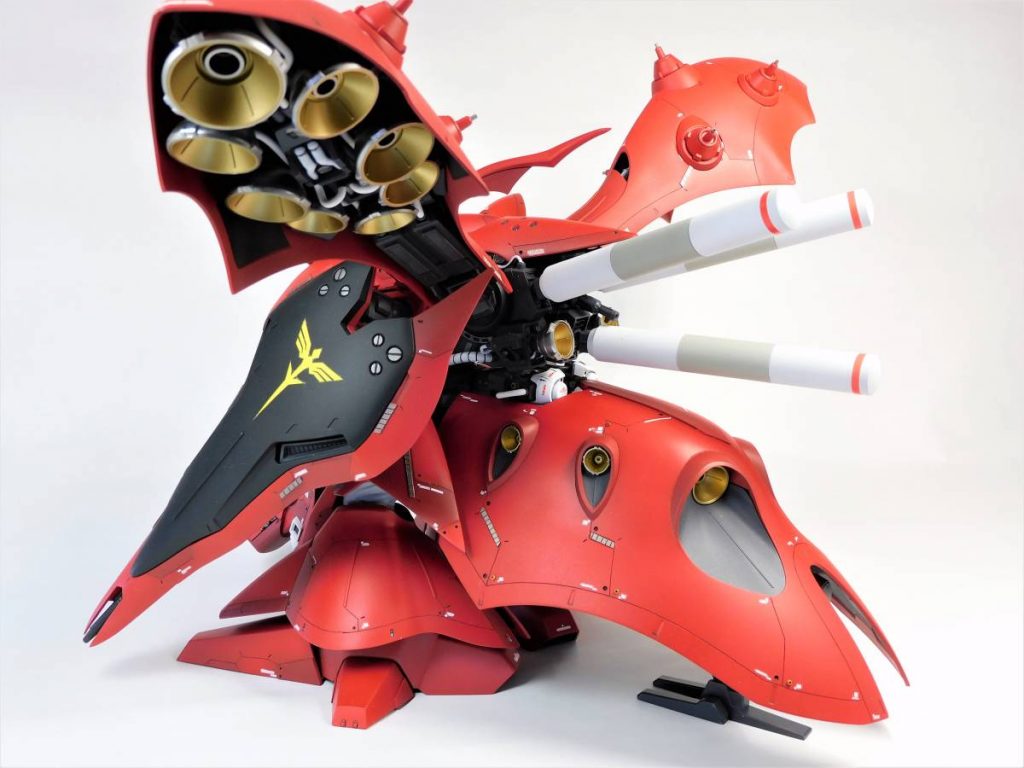 内部フレーム部分はジャンクパーツ、エッチングパーツの追加、パイピングを施しメカっぽくなるようにしています。腰部後ろ部分は装甲を切り欠き、大きめのメカをそれっぽく追加しました。