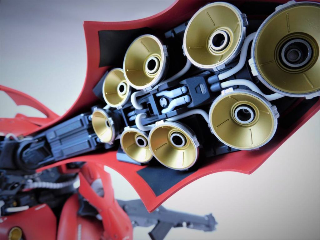 バインダー?裏部分はスラスターを１つオミットし、ジャンクパーツに置き換え、細かくパイピングを施しています。