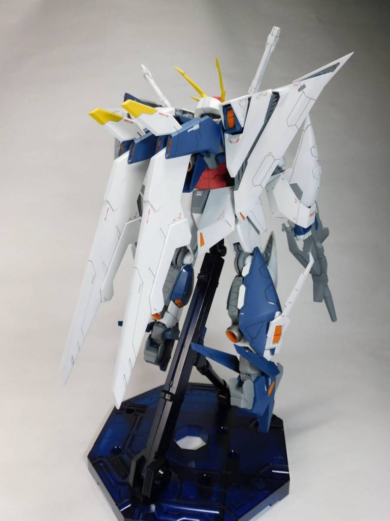 設定画を参考に踵を折り畳めるように改修しています。