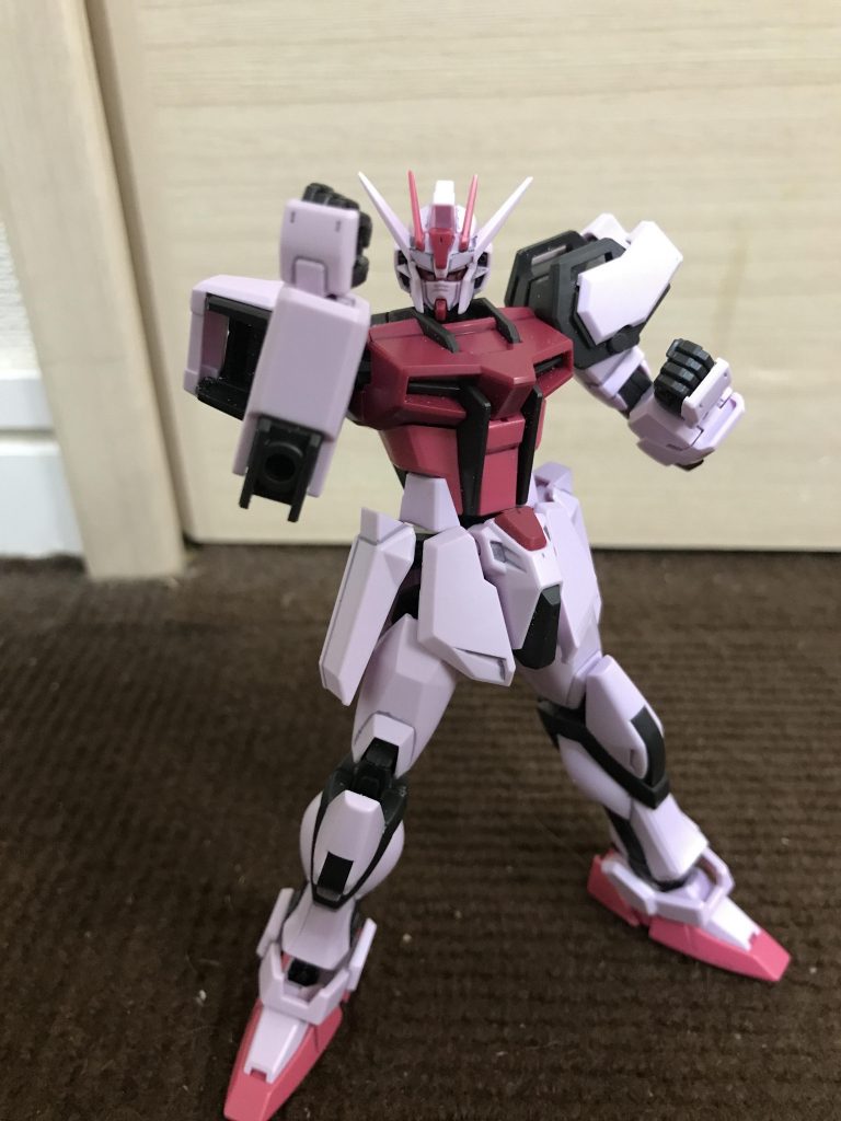 腕の可動範囲は前作のエールストライクより広く感じますが、ガシガシ動かすとゆるくなる、そんな気がします(テキトー)