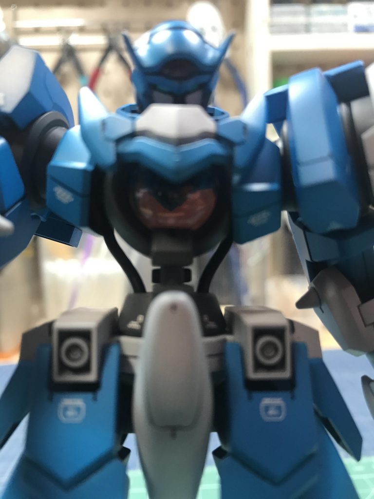 プラ棒を挟んでディテールアップパーツを貼り付け。動力パイプを追加しました。